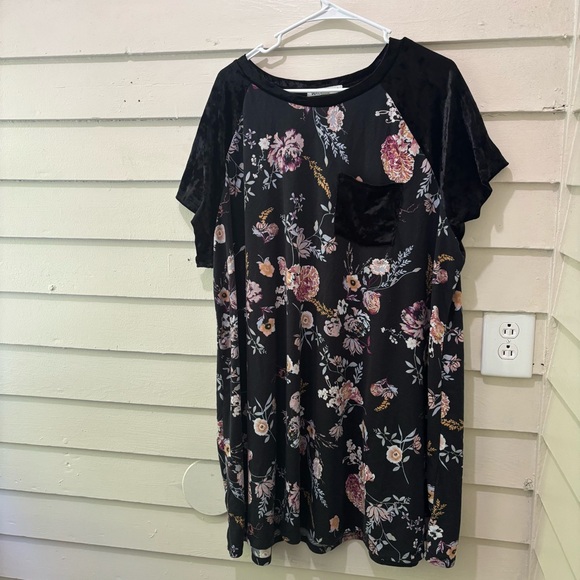 Wallflower Plus Size Floral Print Velvet Sleeve & Pocket Tee Shirt Dress - Picture 1 of 6